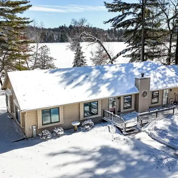 CHARMING NORTHWOODS RETREAT ON HUGHITT LAKE