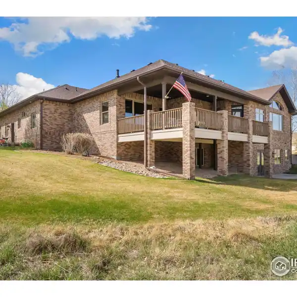 BEAUTIFUL CUSTOM BUILT RANCH HOME