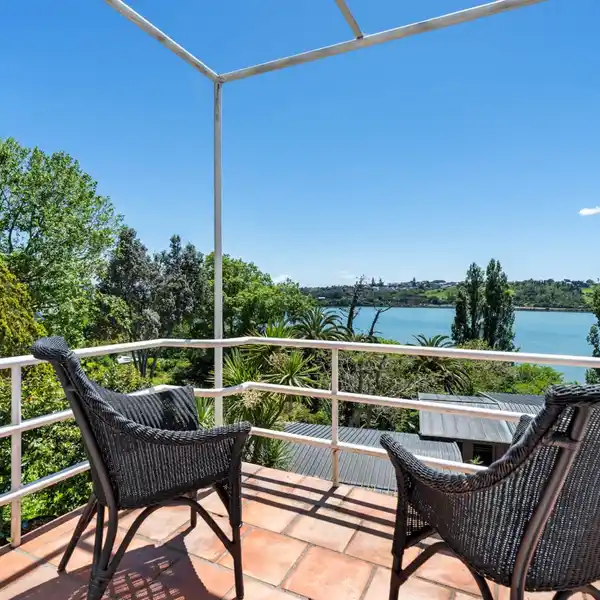 PANORAMIC BASIN VIEWS IN A PRIVATE SANCTUARY