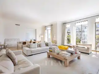 Air-Conditioned Apartment in Prestigious Stone Building