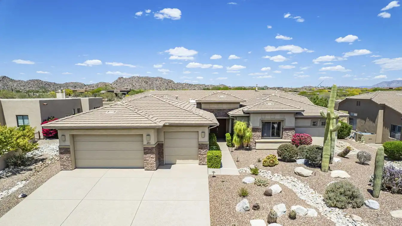 Soaring Ceilings and Seamless Indoor-outdoor Living