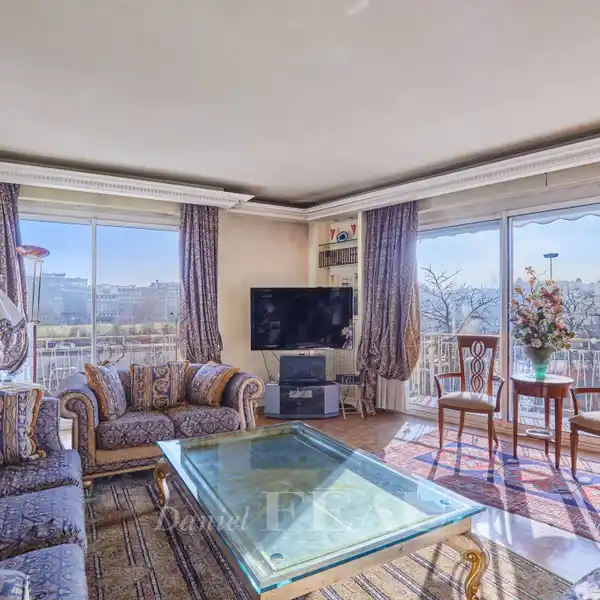 DUAL-ASPECT APARTMENT WITH BEAUTIFUL OPEN VIEWS