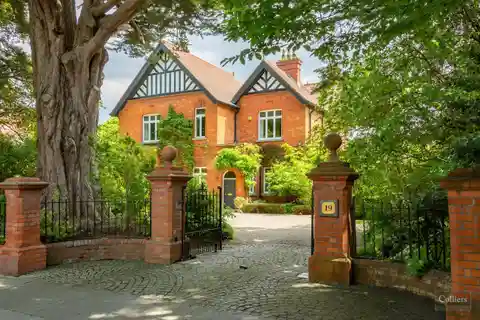 Melfort - Classical City Residence