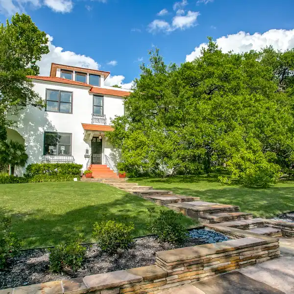DELIGHTFUL DUPLEX IN DESIRABLE LOCALE
