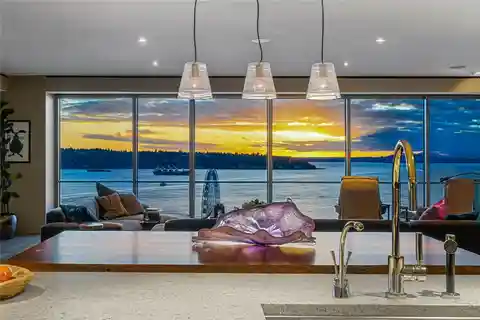 Urban Energy with Serene Comfort
