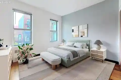 Prime Ues Location Near Shops, Parks, Transit