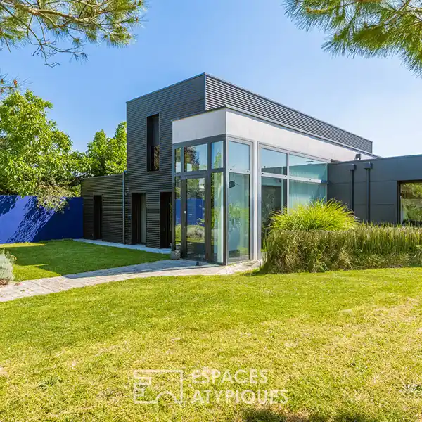 CONTEMPORARY OASIS NEAR OCEAN AND CITY