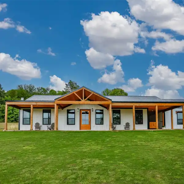EXTRAORDINARY 28-ACRE RANCH PROPERTY