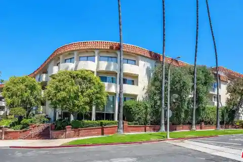 Bright and Spacious Top-floor Unit in Brentwood