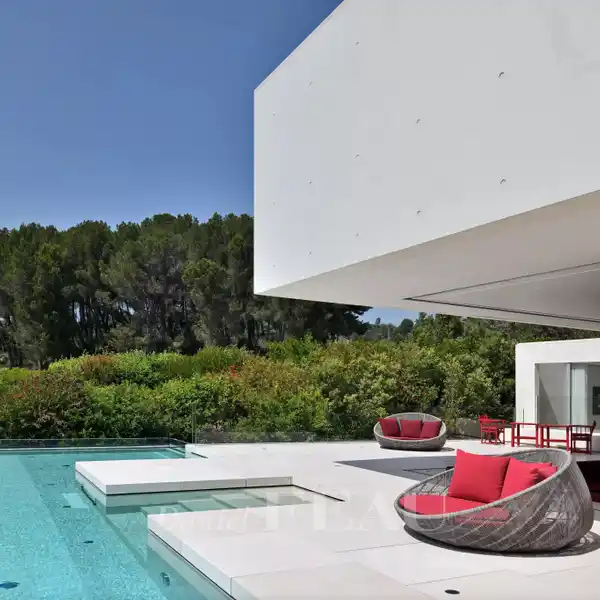 LUXURIOUSLY APPOINTED MODERN STUNNER