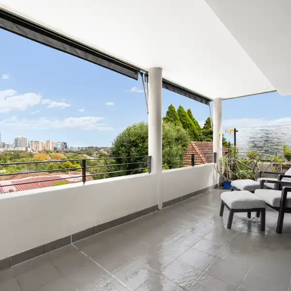 ELEGANT FULL-FLOOR APARTMENT