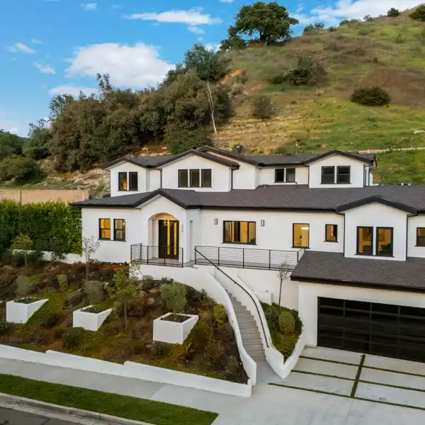 NEWLY CONSTRUCTED MODERN HOME