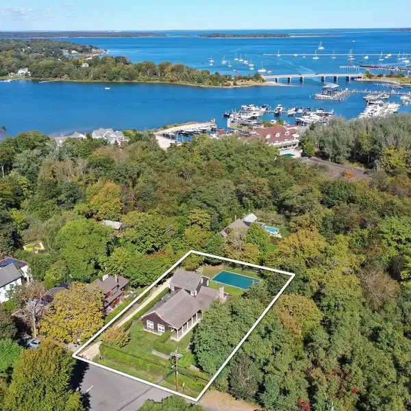 CHARM AND ELEGANCE IN THE HISTORIC WHALING VILLAGE