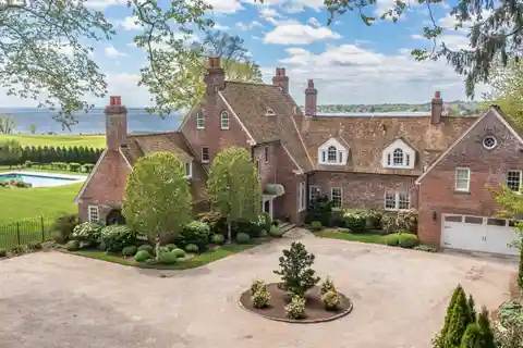 Pebbles - Iconic  Sasco Hill Estate