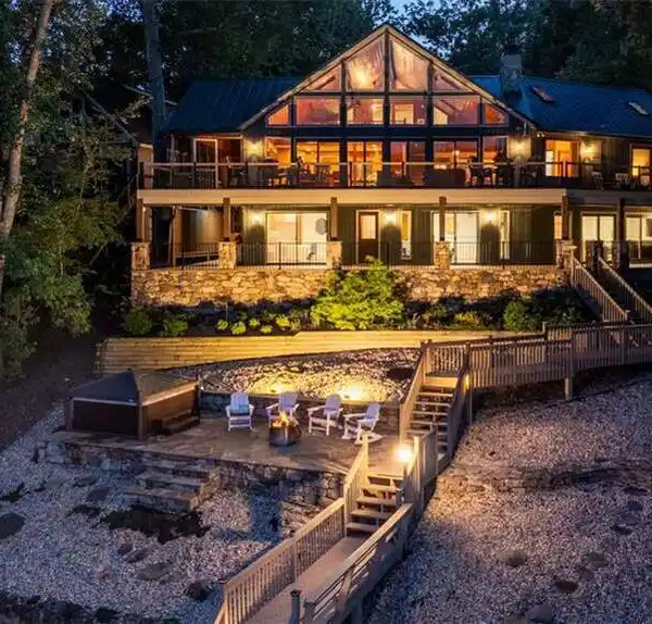 LAKE LIFE MEETS LUXURY LIVING