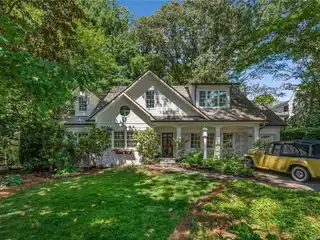 Designer Cottage with Chef’s Kitchen & Patio