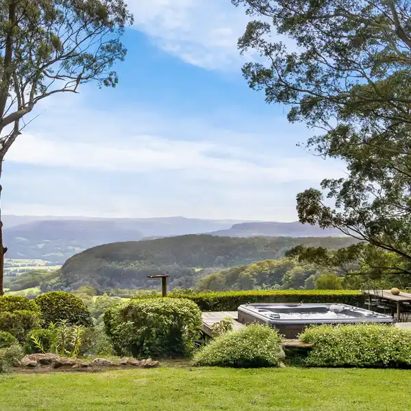 MODERN HOME WITH AMAZING VIEWS