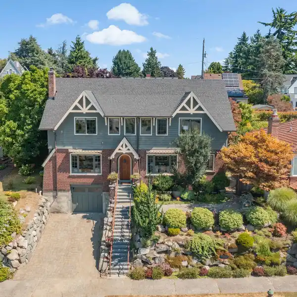 QUINTESSENTIAL SEATTLE HOME WITH MOUNTAIN AND WATER VIEWS