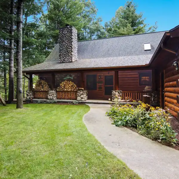 COMFORTABLE RIVERFRONT LUXURY