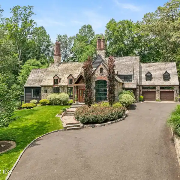 PRIVATE DESIGNER ESTATE NESTLED IN LUSH GROUNDS