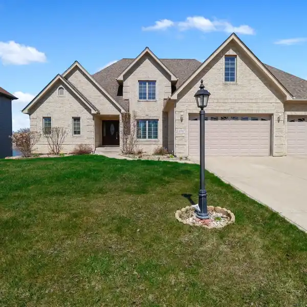 AN UNPARALLELED LAKEFRONT LIVING EXPERIENCE