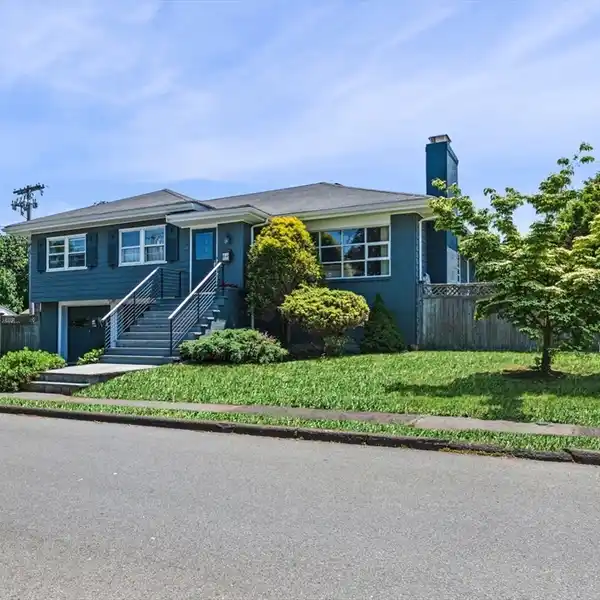 SPACIOUS AND VERSATILE HOME IN PRIME LOCATION