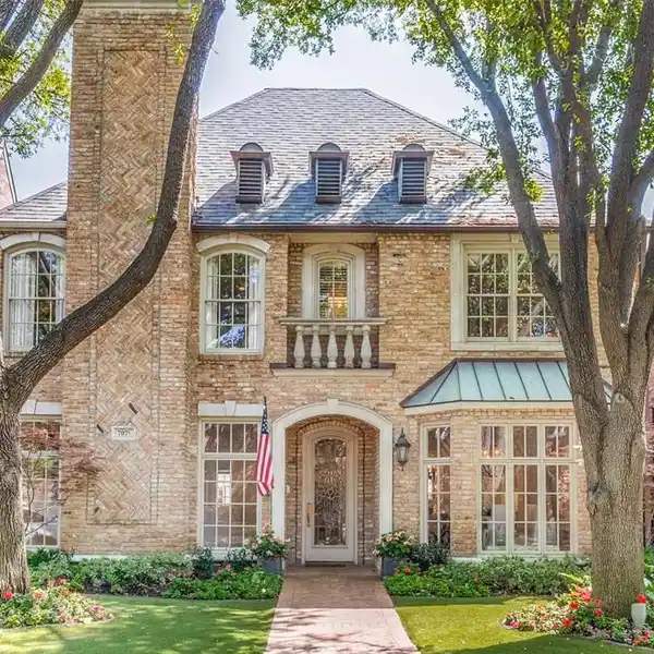 ARCHITECTURALLY INTERESTING HOME IN PRESTIGIOUS CARUTH COURT