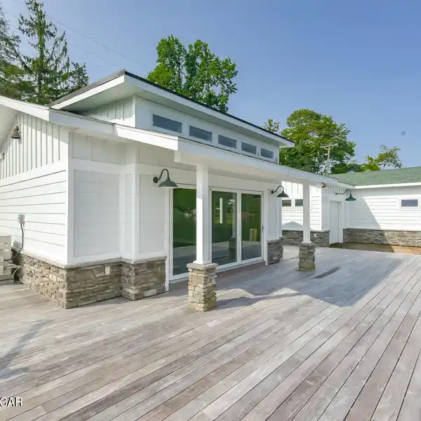 LAKESIDE HOME WITH ENTERTAINING SPACE