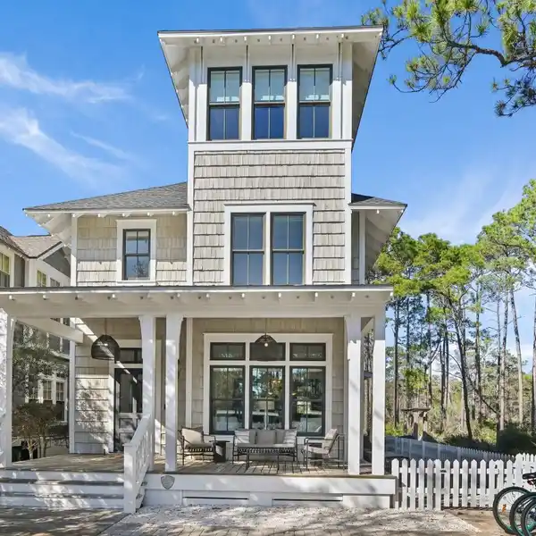 THE PERFECT BLEND OF LUXURY AND COASTAL LIVING