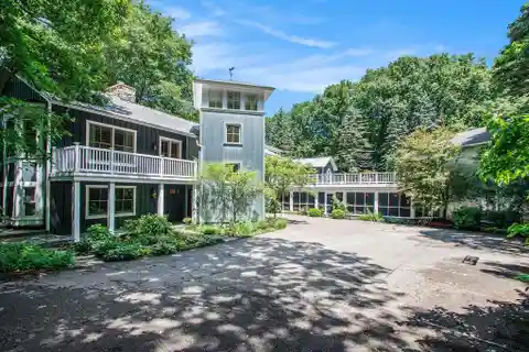 Exceptional Lakefront Paradise