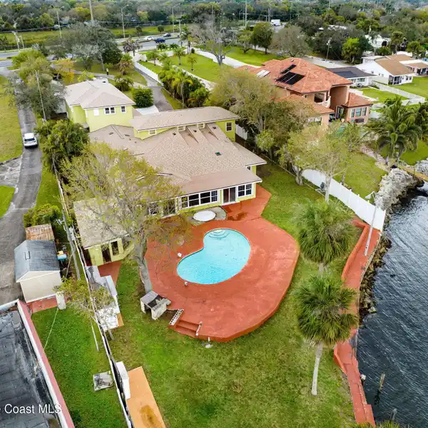 EXTRA-LARGE MULTI-GENERATIONAL WATERFRONT HOME