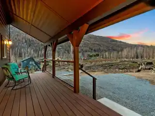 Adventure-Ready Home Near Echo Lakes