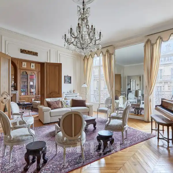EXCEPTIONAL APARTMENT IN A HAUSSMANNIAN BUILDING