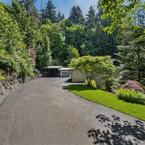 MASSIVE HOME WITH AMAZING VIEWS