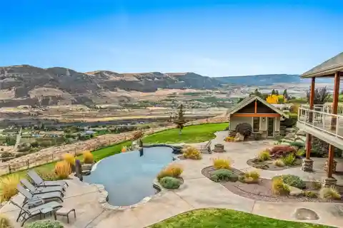 Gorgeous Custom Built Home Overlooking the Columbia River