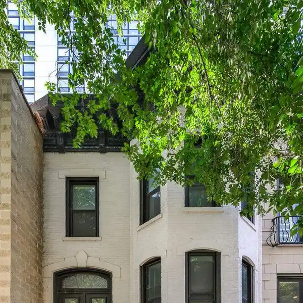 STATELY TURN-OF-THE-CENTURY GOLD COAST ROW HOME