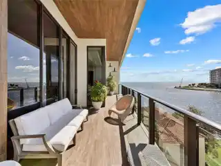 Unique Penthouse in Exclusive Glencoe