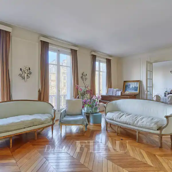 PERIOD APARTMENT WITH AN EXCEPTIONAL PLAN