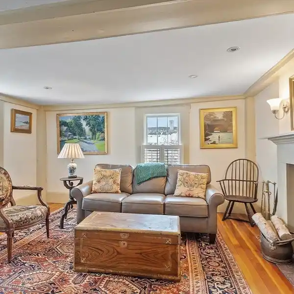 ANTIQUE GEM WITH TIMELESS CHARM