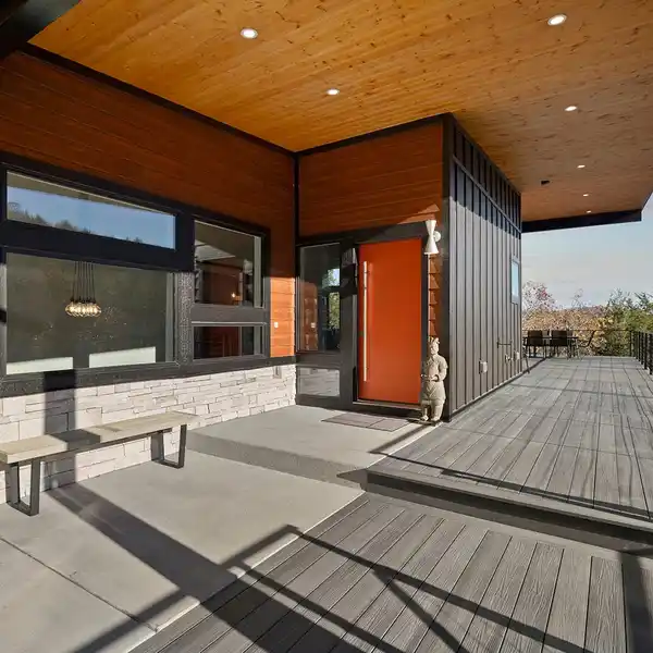 EXQUISITELY DESIGNED LUXURY MODERN LAKEFRONT HOME