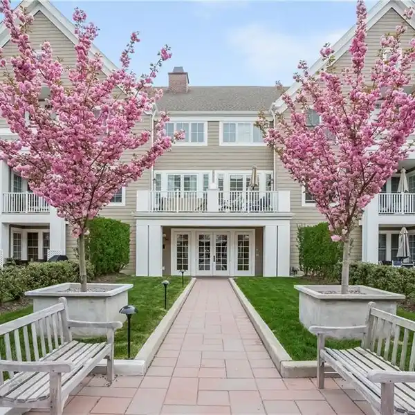 TOP FLOOR CORNER PENTHOUSE IN PALMER HILL