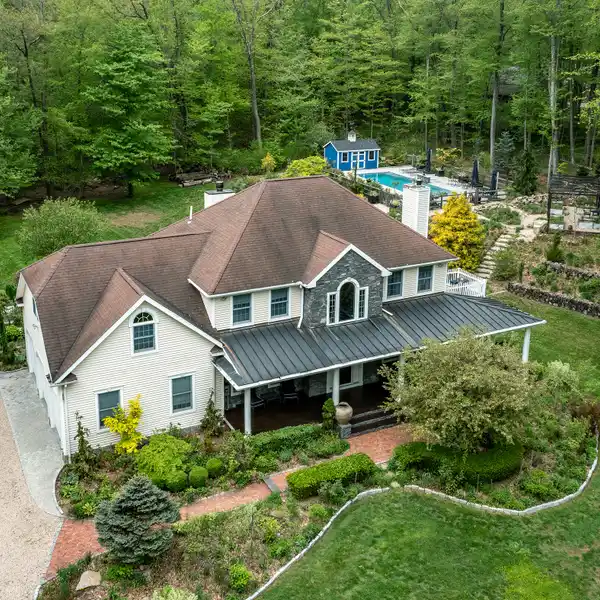COLONIAL HOME SURROUNDED BY NATURE