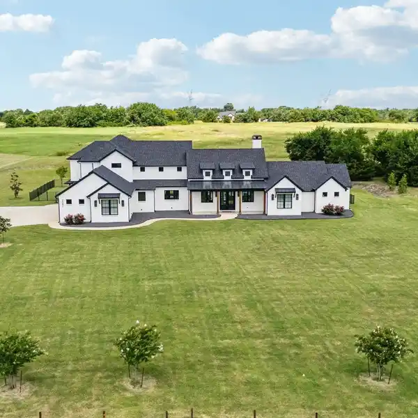 STUNNING MODERN FARMHOUSE