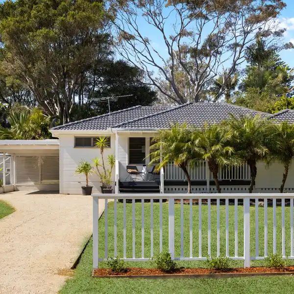CAPTIVATING SINGLE-LEVEL COTTAGE