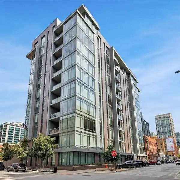 SPECTACULAR RIVER NORTH HOME