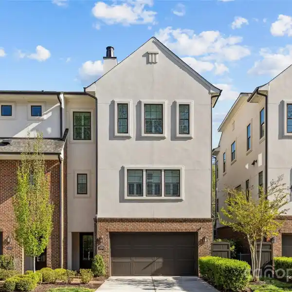 GORGEOUS TOWNHOME IN THE HEART OF SOUTHPARK