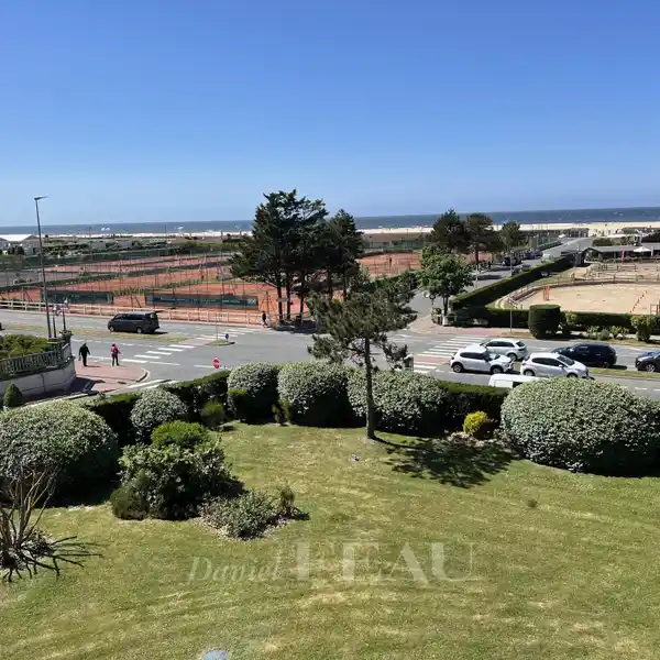 STYLISH SEASIDE RETREAT NEAR BEACH