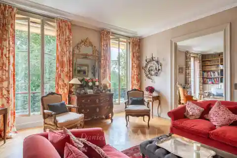Magnificent Apartment with Period Charm and Modern Comfort