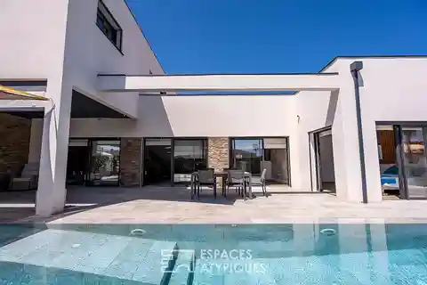 Contemporary Villa in Sought-After Saint-Cyprien Neighborhood