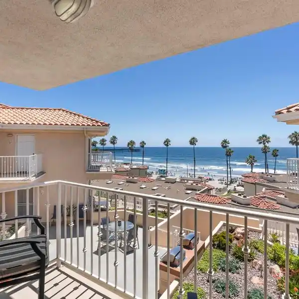 STUNNING BEACH CONDO WITH SWEEPING VIEWS